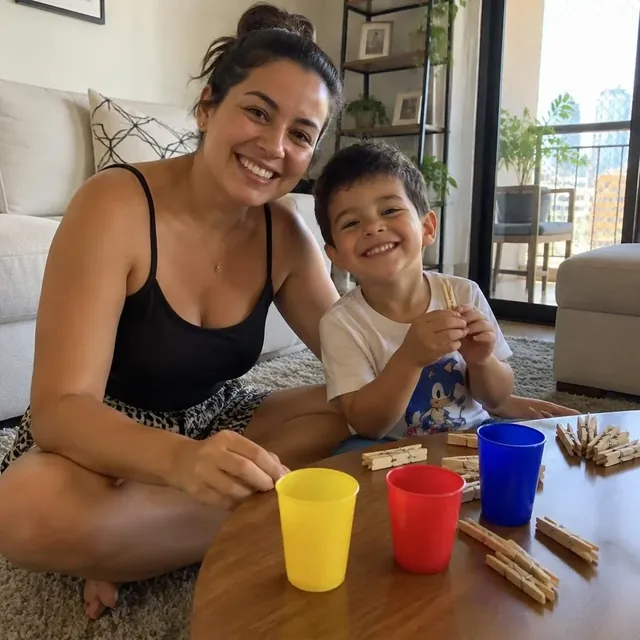 [NOME] e [FILHO] fazendo uma atividade da Caixinha